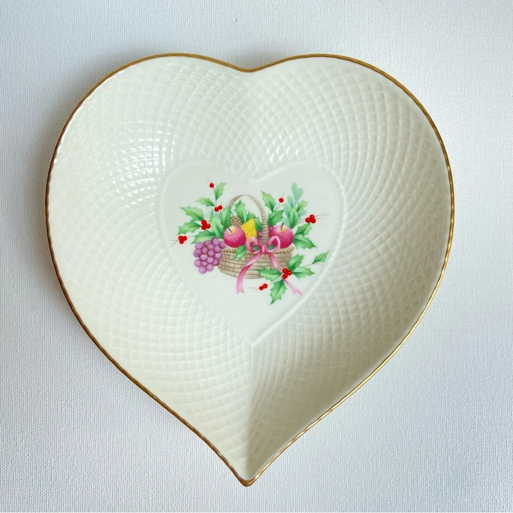 Mikasa Christmas Spirit Ivory Bone China Narumi Japan heart shaped trinket dish